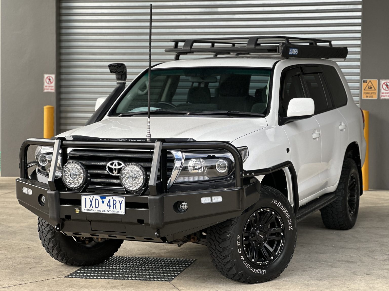 premium-deluxe-bull-bar-to-suit-toyota-landcruiser-200-series-vdj-uzj